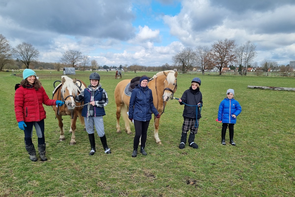 „Zeit mit Pferden“: Ein Projekt für ukrainische Kinder im Reitverein Corona in München