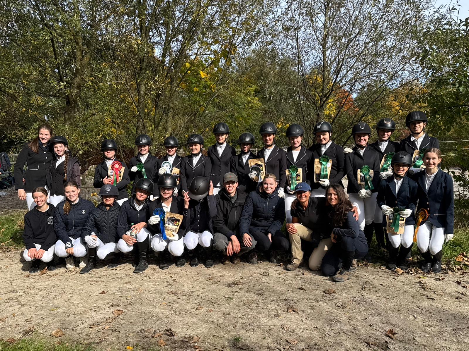 Mehr über den Artikel erfahren Erfolgreiches Saisonfinale für den Reitverein Corona beim Schulreiterturnier in Würmtal